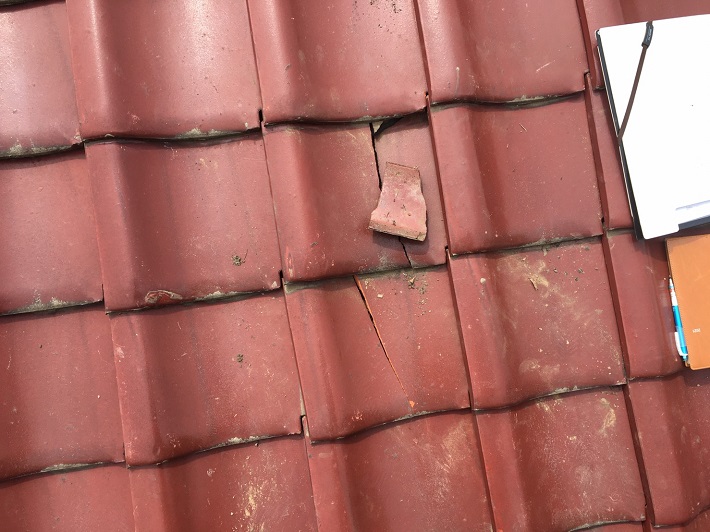 稲城市若葉台にて瓦屋根の雨漏り点検、瓦が割れてしまっておりました。